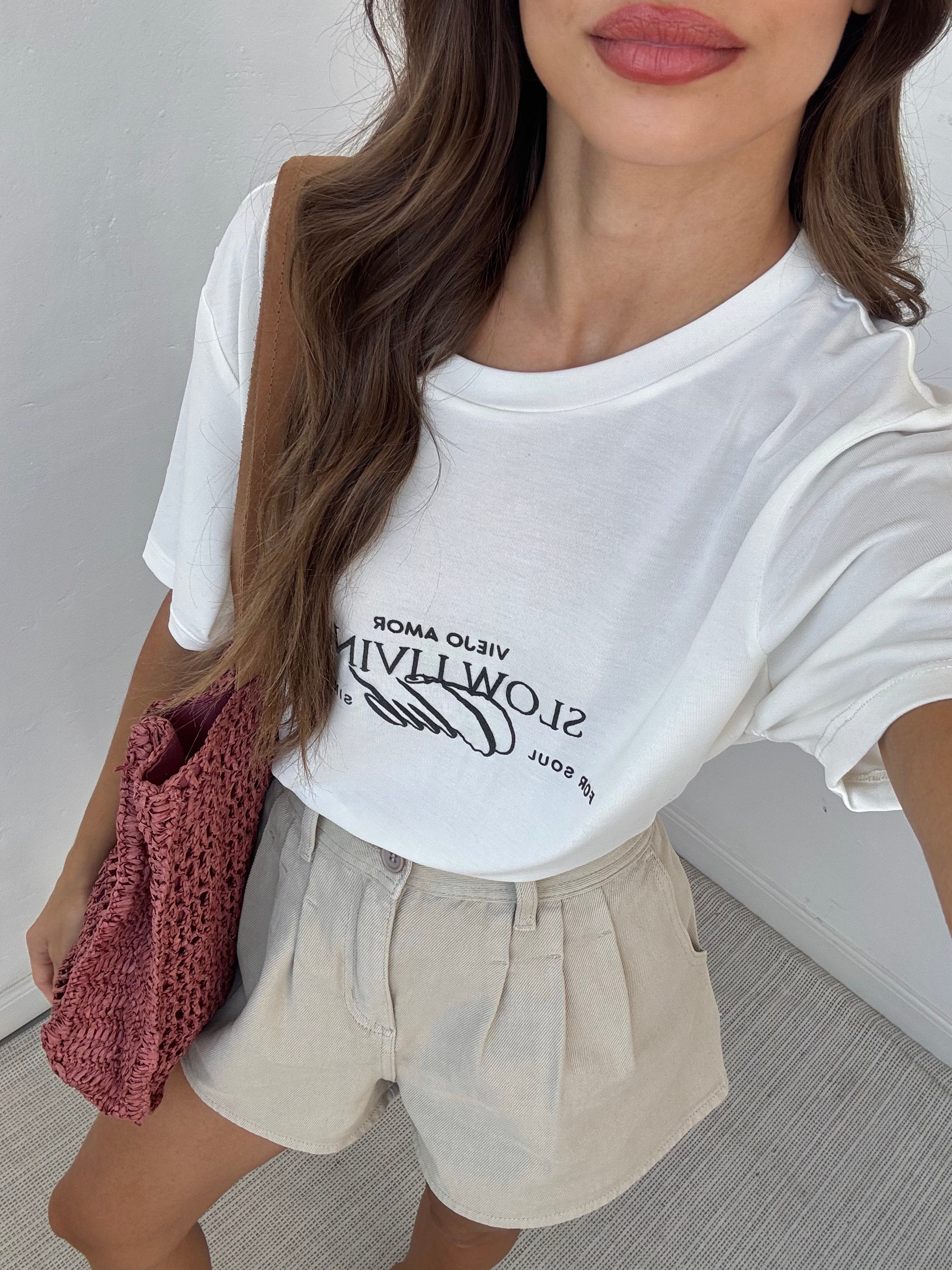 Camiseta básica slow living crema