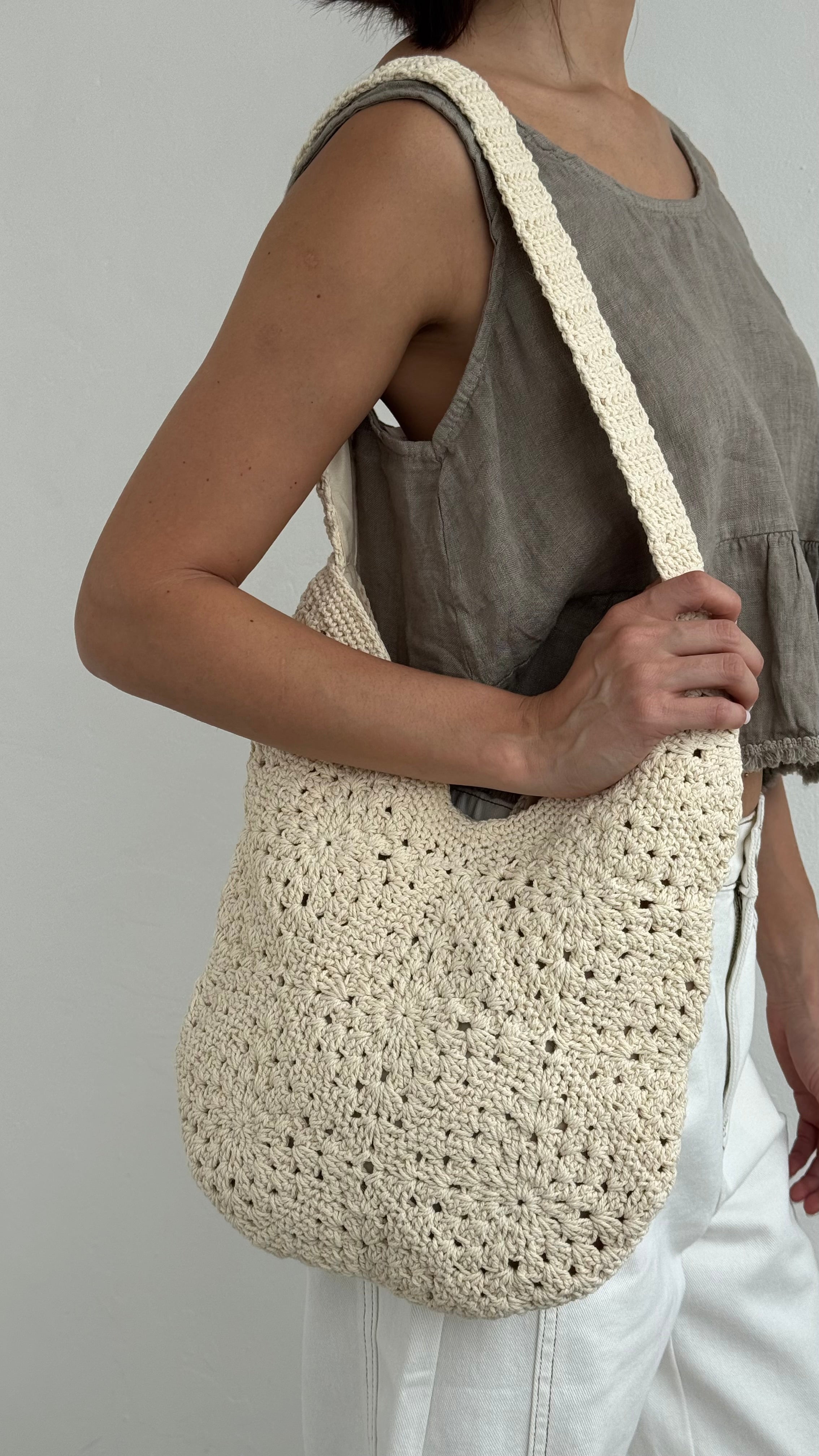 Bolso trenzado beige playa