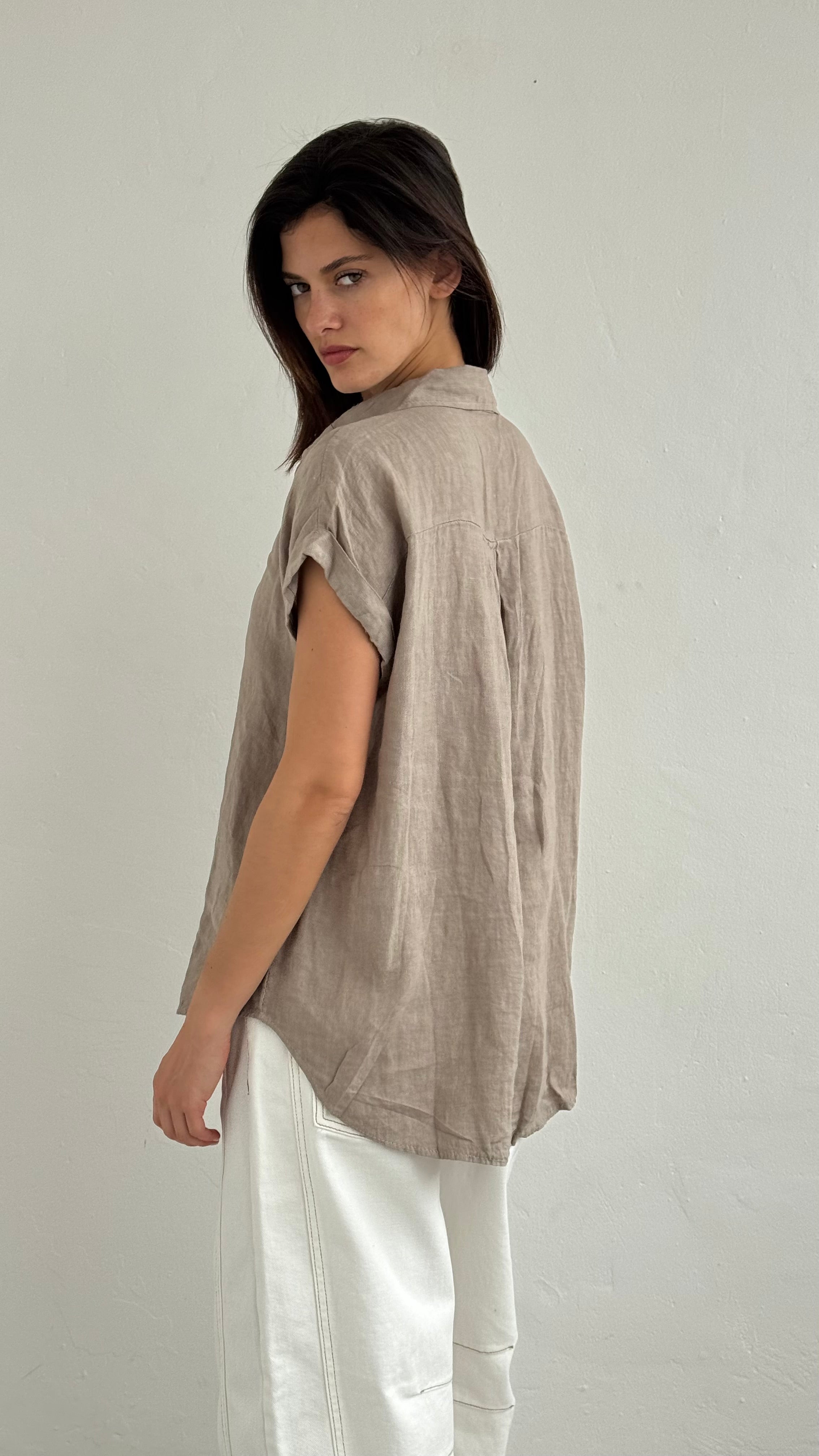 Camisa de lino taupe